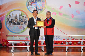 湯局長頒發教育111標竿學校獎牌給木柵國小