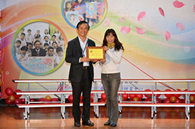 湯局長頒發教育111標竿學校獎牌給南門國小