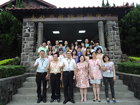 陳主委銘薰與同仁們於教師研習中心大合照