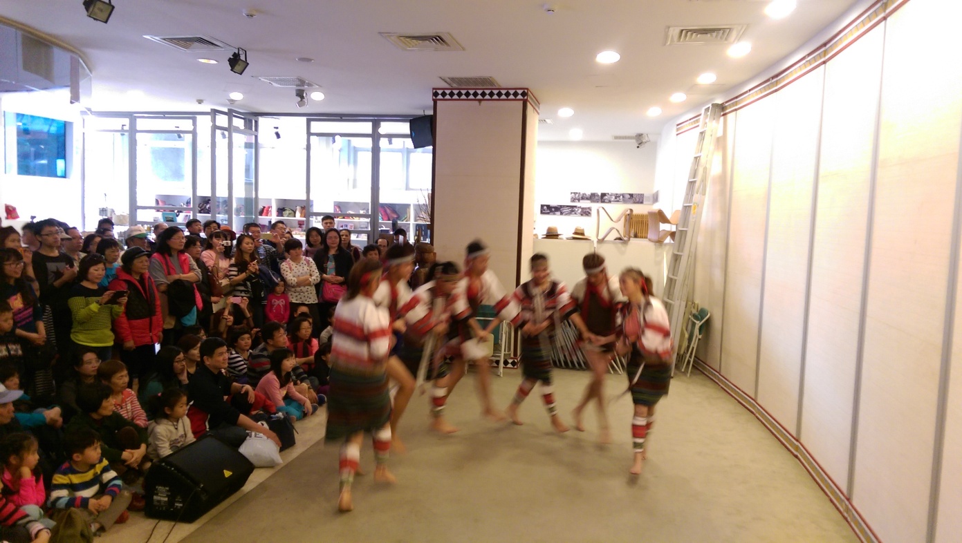 傳源文化藝術團歡樂的舞蹈讓現場遊客駐足許久