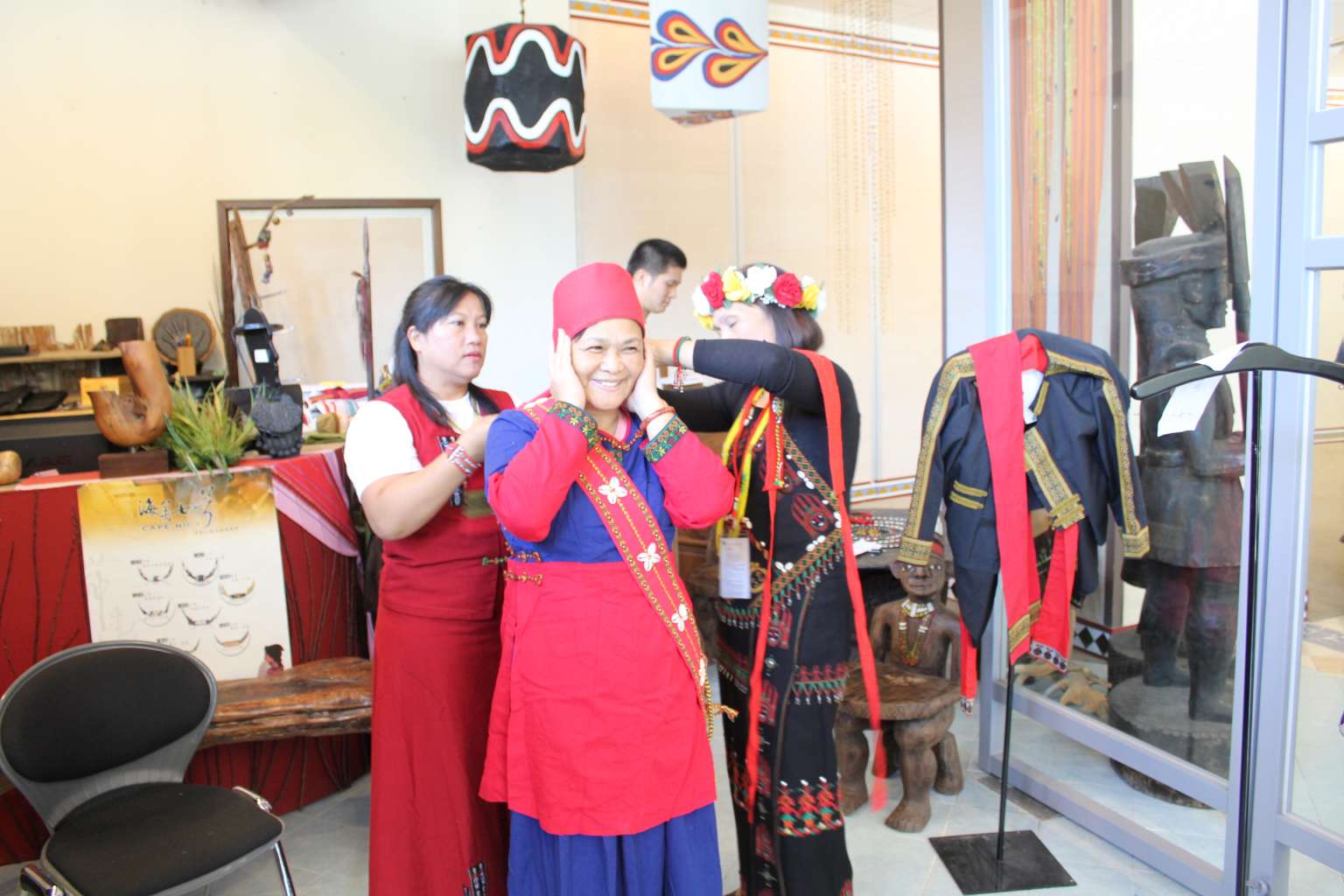 2012臺北溫泉季文化體驗活動中，民眾體驗原住民服飾並與吉祥物拍照，領取紋面貼紙親子一同體驗原住民文化中的紋面