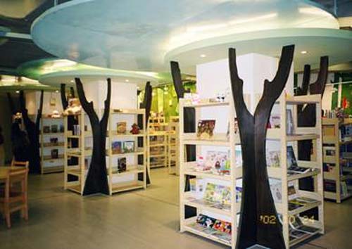 民國91年10月23日位於總館地下二樓之小小世界外文圖書館開始啟用
