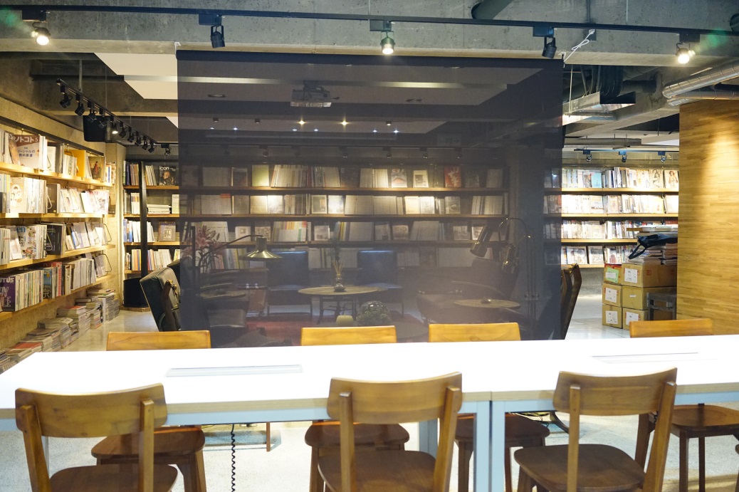 整個牆面滿滿的都是近幾年熱門的雜誌