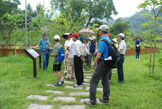 照片2：本局專業志工老師沿途帶領民眾進行動植物生態現地教學
