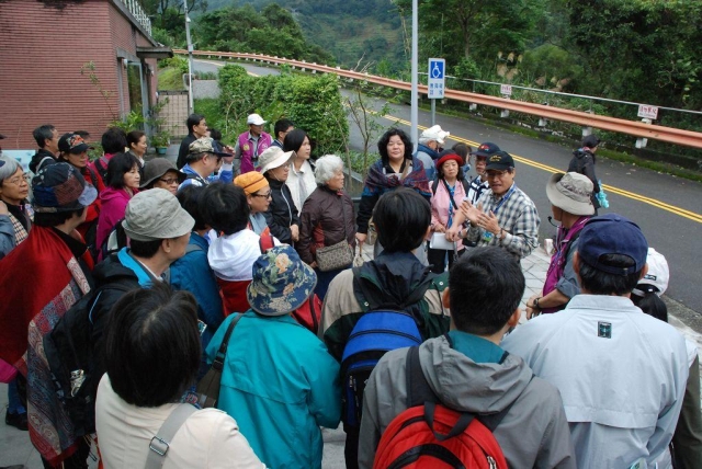 照片2：本局志工於水資源生態教育館前為民眾導覽解說