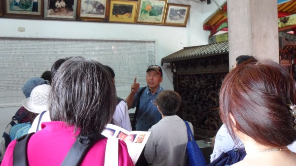 新竹縣文化局專人解說義民廟的歷史