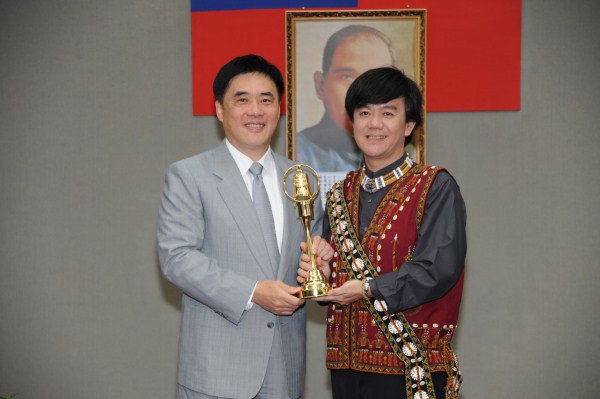 臺北廣播電臺榮獲「102年廣播金鐘獎」之「綜合節目獎」，由主持人蔡文祥代表獻獎給市長。
