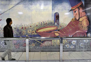 南港站內公共藝術，係以幾米的暢銷書《地下鐵》為原型，製作6幅大型彩色壁畫。