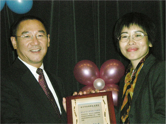 96年「健康職場優良獎」由吳總隊長陽龍代表受獎圖片