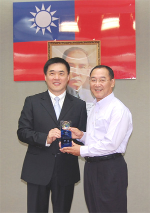 97年度府管工程團體績效榮獲甲等佳績由吳總隊長陽龍代表受獎圖片