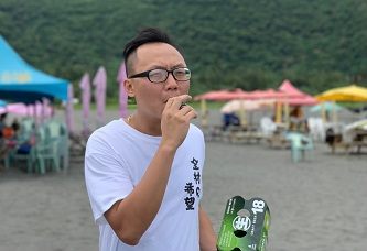 盧冠睿吹泡泡