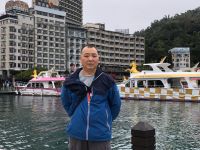 曾添裕在人工湖前