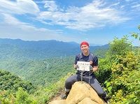 蔡志榮登上山頂