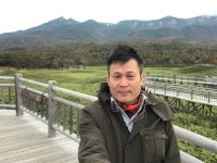 許原彰在草原前