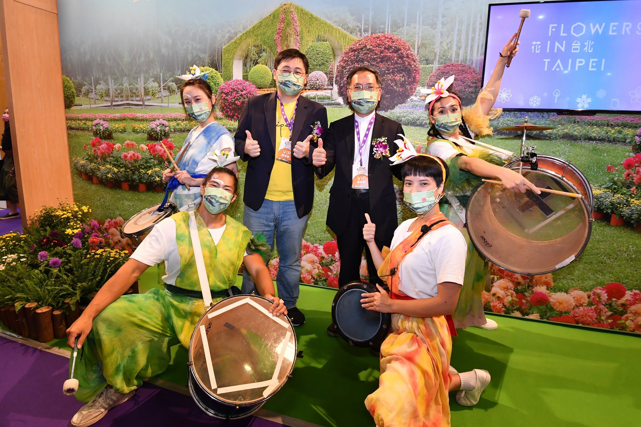 蔡炳坤副市長、劉奕霆局長參與身聲劇團熱情活力的鼓動花開演出，與民衆感受來自臺北花團錦簇的繁華景象。