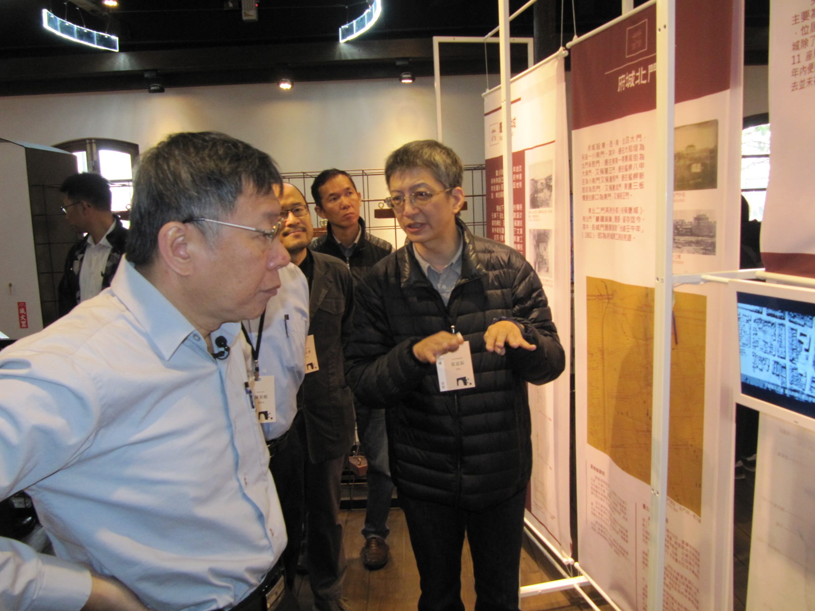 Architecture Prof. Kun-Chen Chang (right) of the National Taipei University of Technology (NTUT) explains to Mayor Ko the reconstruction work done.