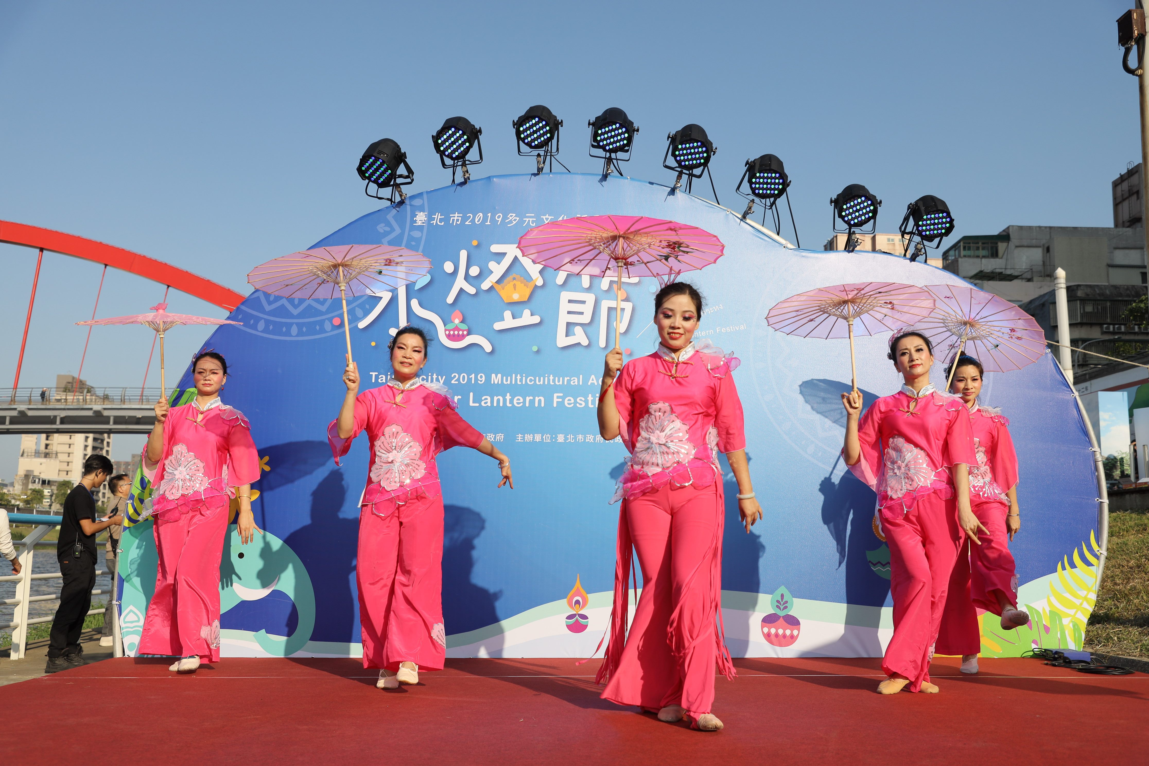 Makulay na palabas, sayaw ng paying