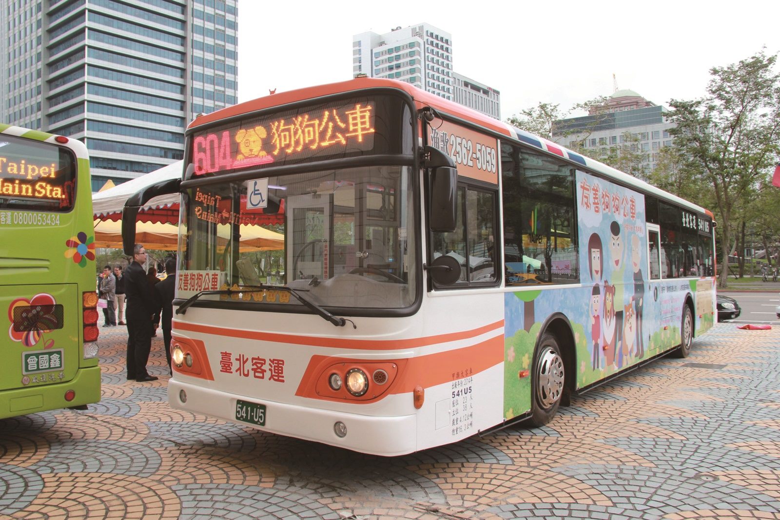 飼主帶著狗狗搭乘友善狗狗公車。