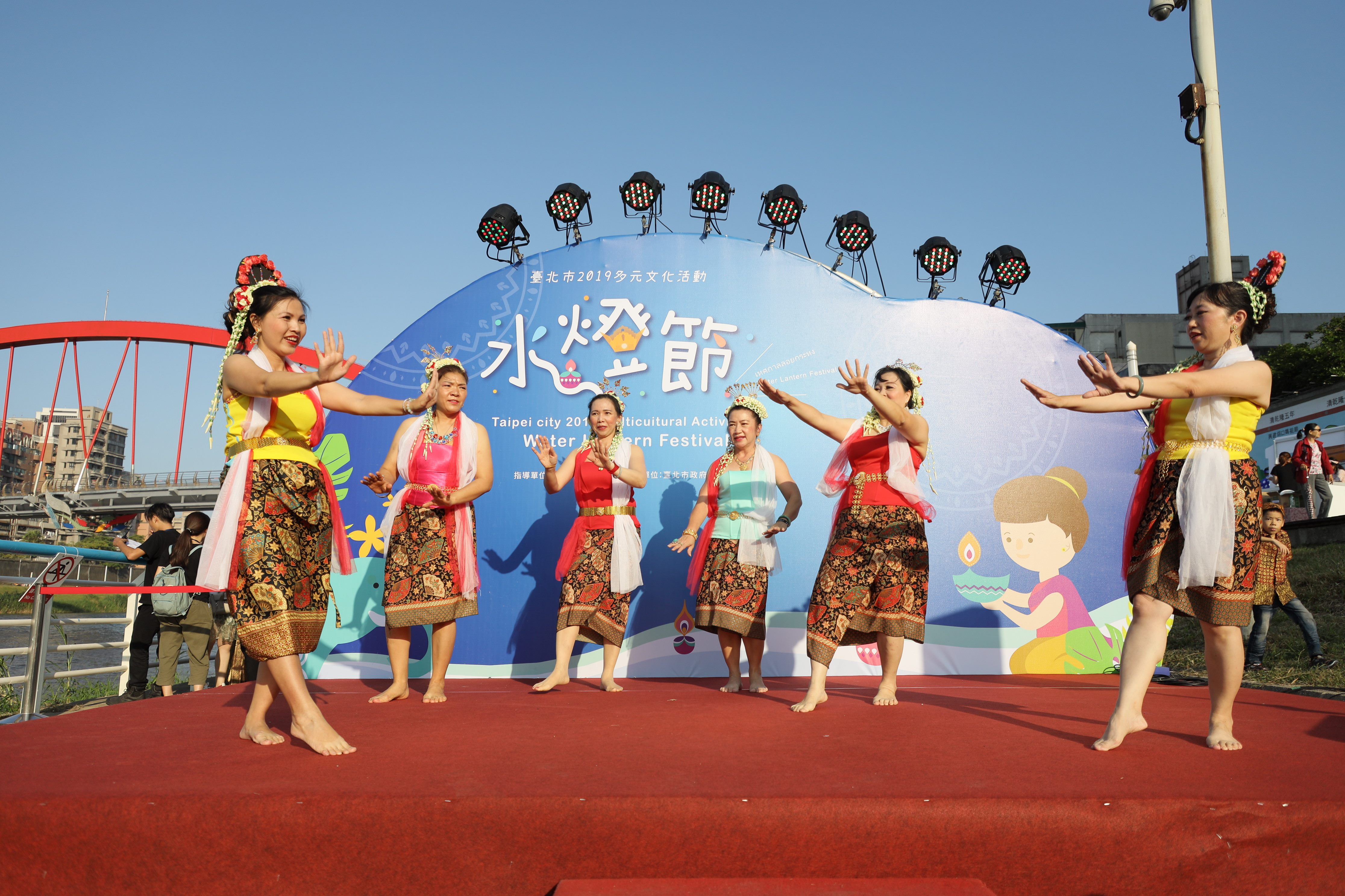 Pertunjukan ragam budaya