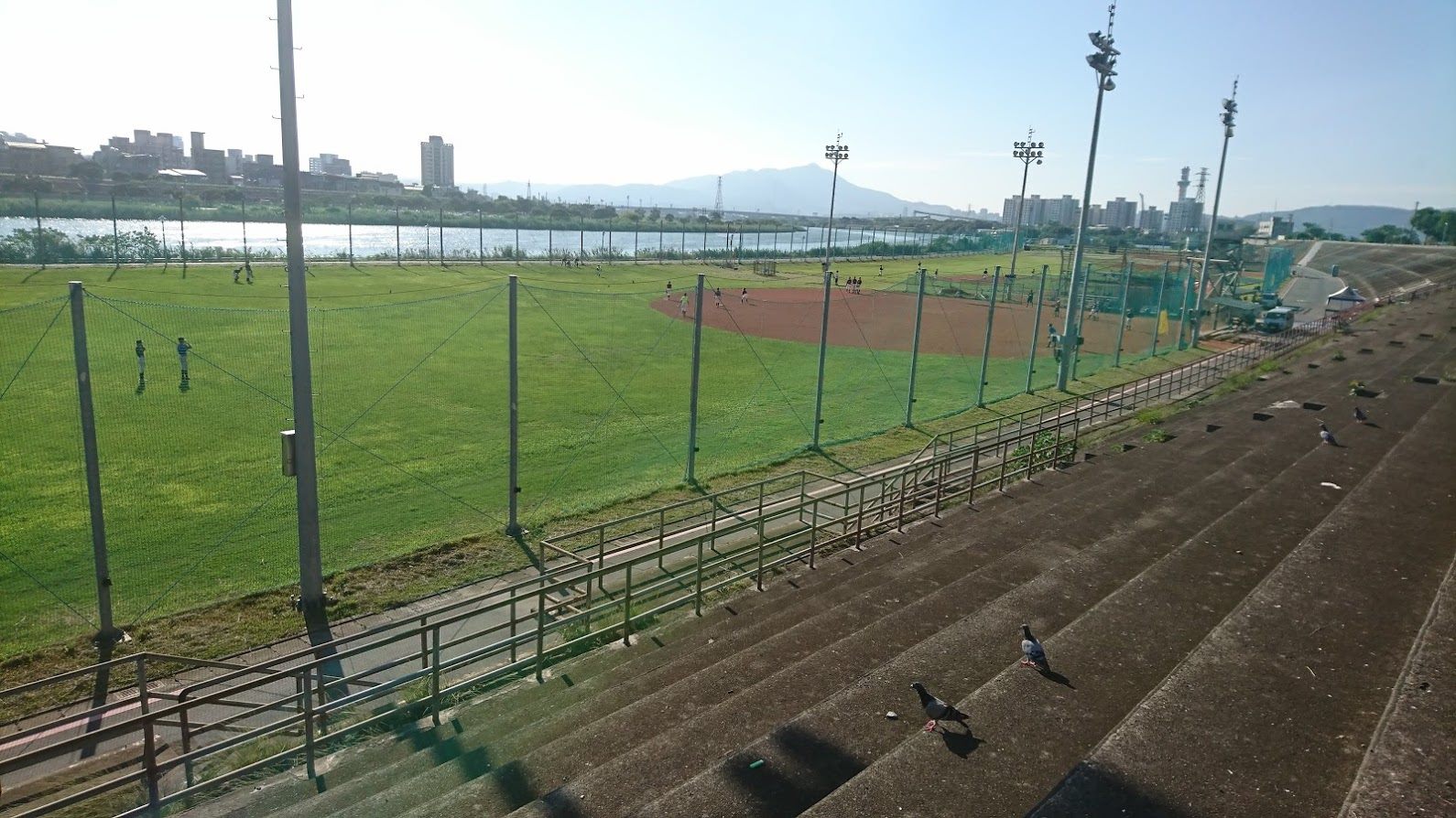 河濱公園壘球場