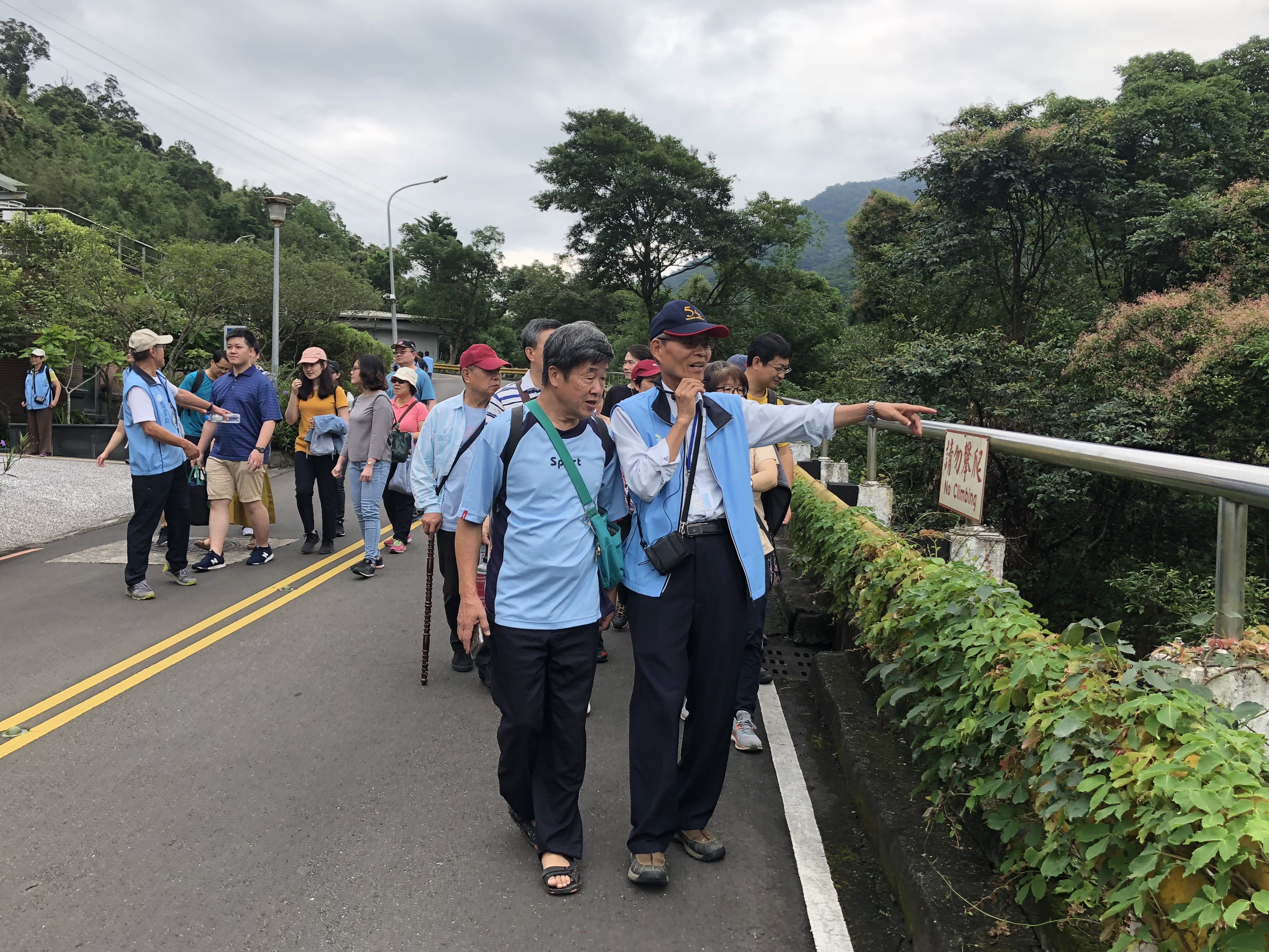圖片說明：108年6月1日(週六)志工老師沿途為民眾介紹水庫風光