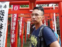 潘韋志在鳥居前