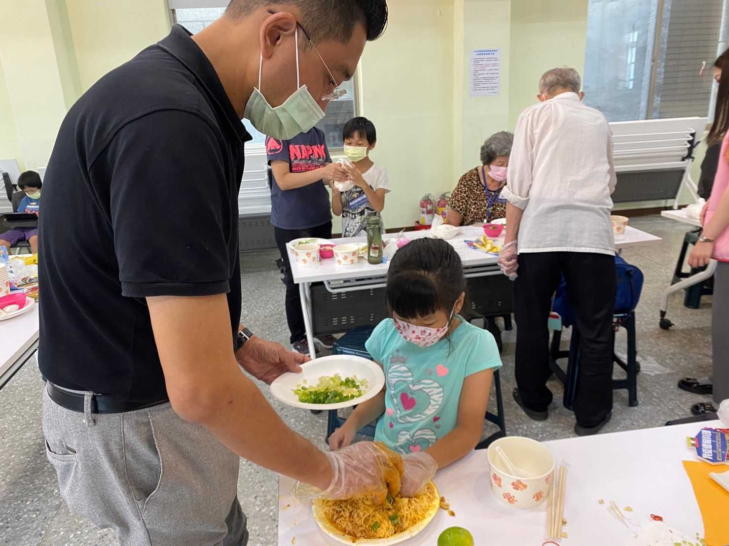 Myanmar 3 – Orang tua dan anak bersama-sama membuat bakmi kari daging babi khas Myanmar. jpg