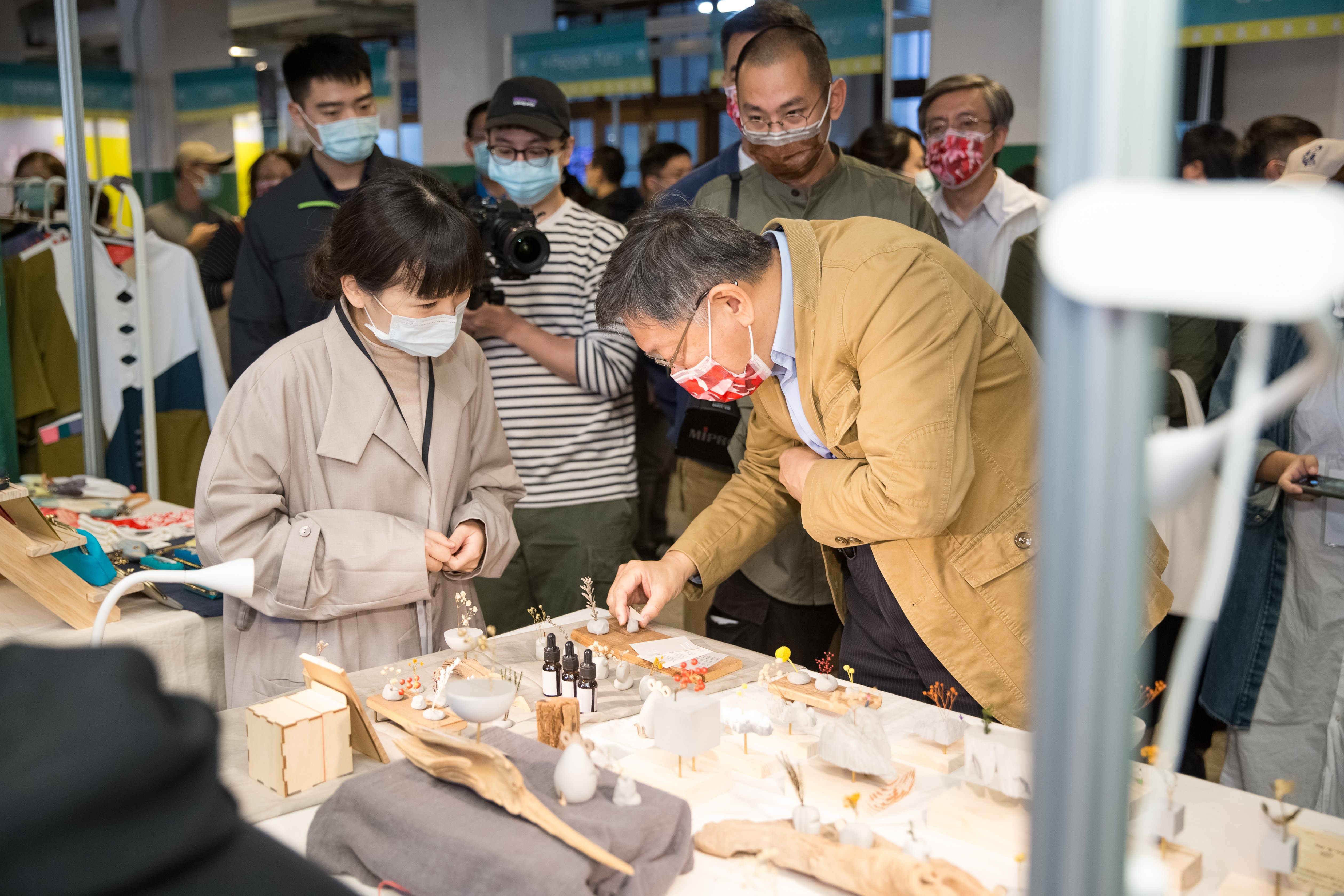 柯文哲市長遊逛松山文創園區，參觀市集手作文創產品