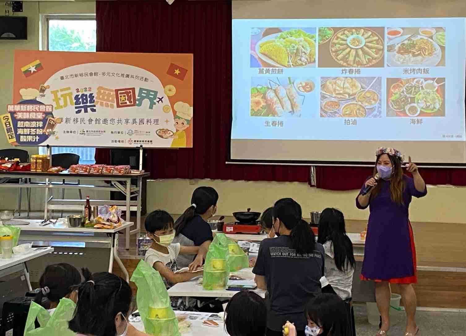 Vietnam 1- Speaker introducing Vietnamese food.jpg