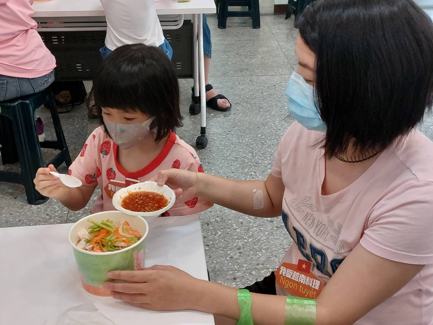 Vietnam 4 – Orang tua dan anak bersama-sama membuat bihun dingin ikan laut khas Vietnam.jpg