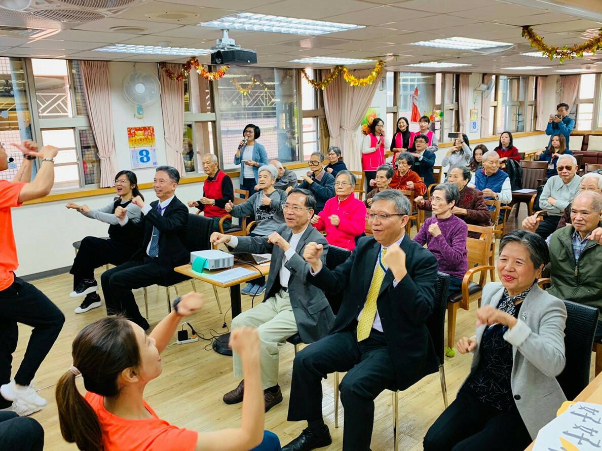 Deputy Mayor Tsai joins senior citizens during a workout class