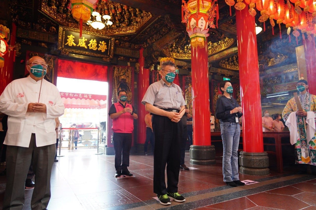 Mayor Ko visiting Songshan Ciyou Temple