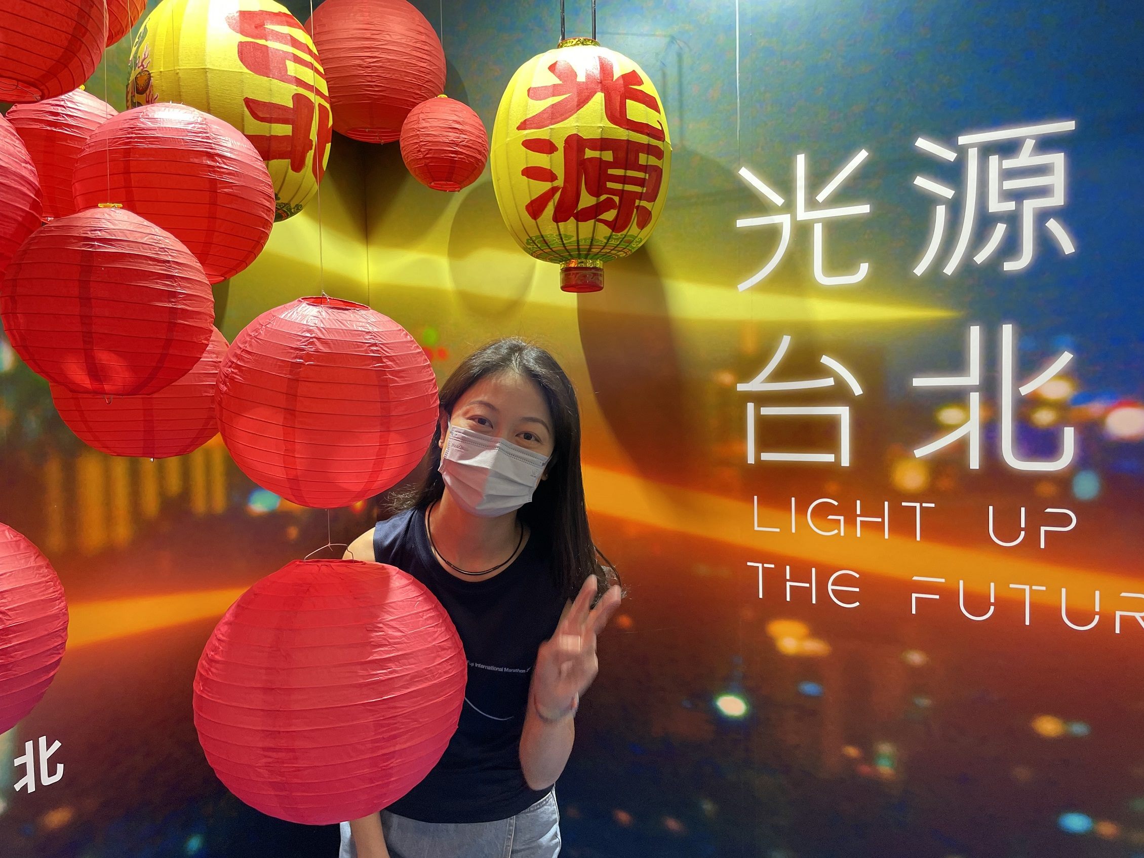 「我與百年燈藝最合拍」，香港民眾爭相拍照分享