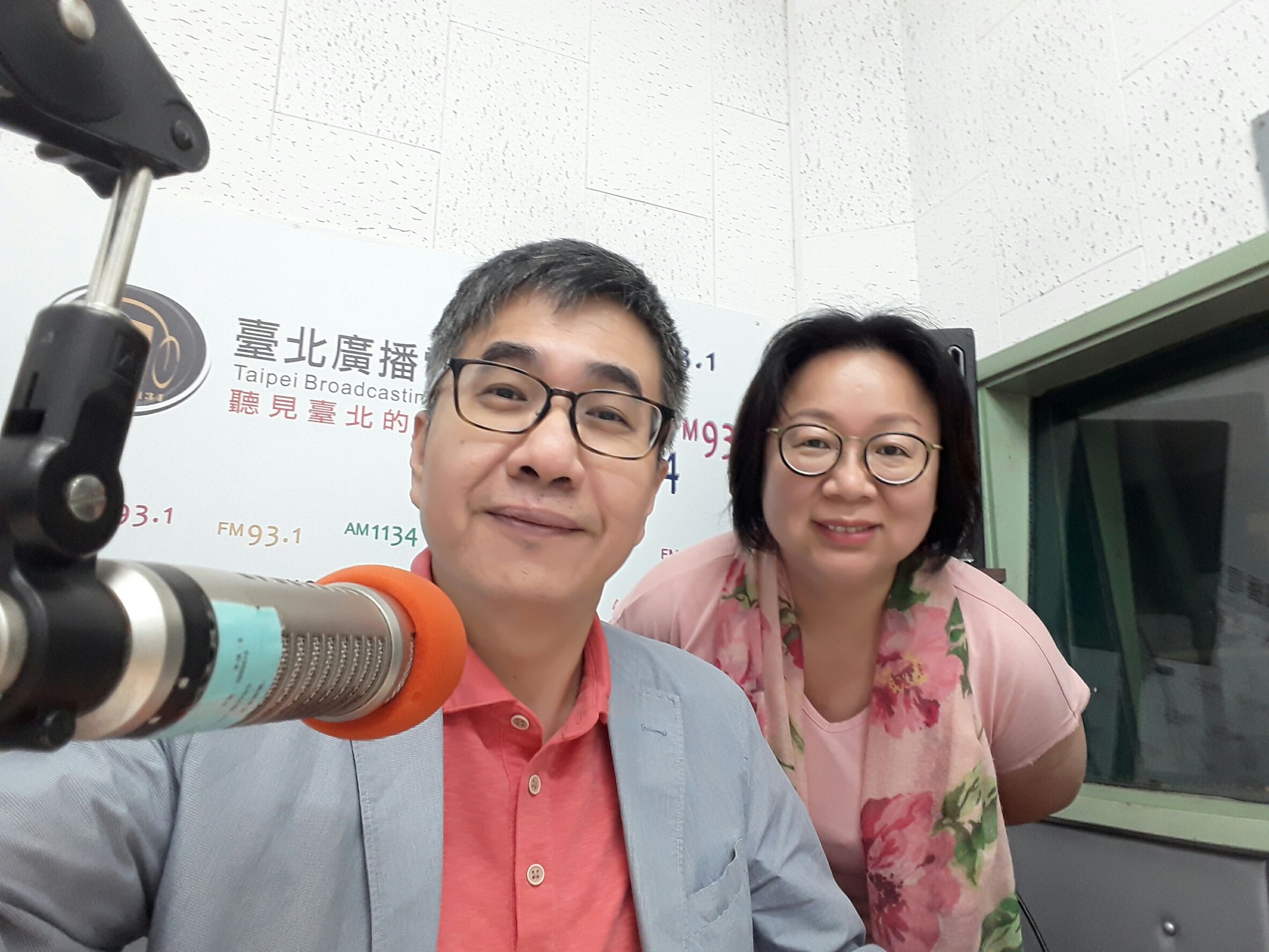 王一明(王騰懋)、梅子(張文玲)主持的《一鳴沒驚人》入圍流行音樂節目獎