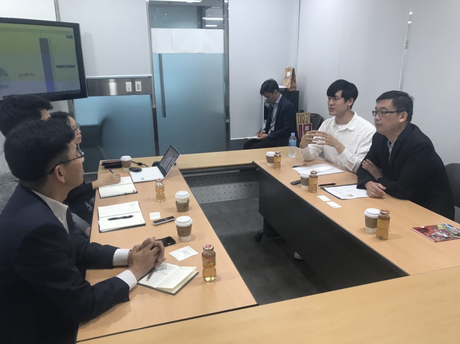 田瑋副局長（中）拜會首爾市政府歷史城市再生課，針對首爾市古蹟再生案例及台北經驗交流分享。