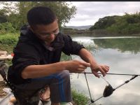 謝孟安在湖邊釣魚