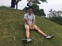羅恆平在草地上