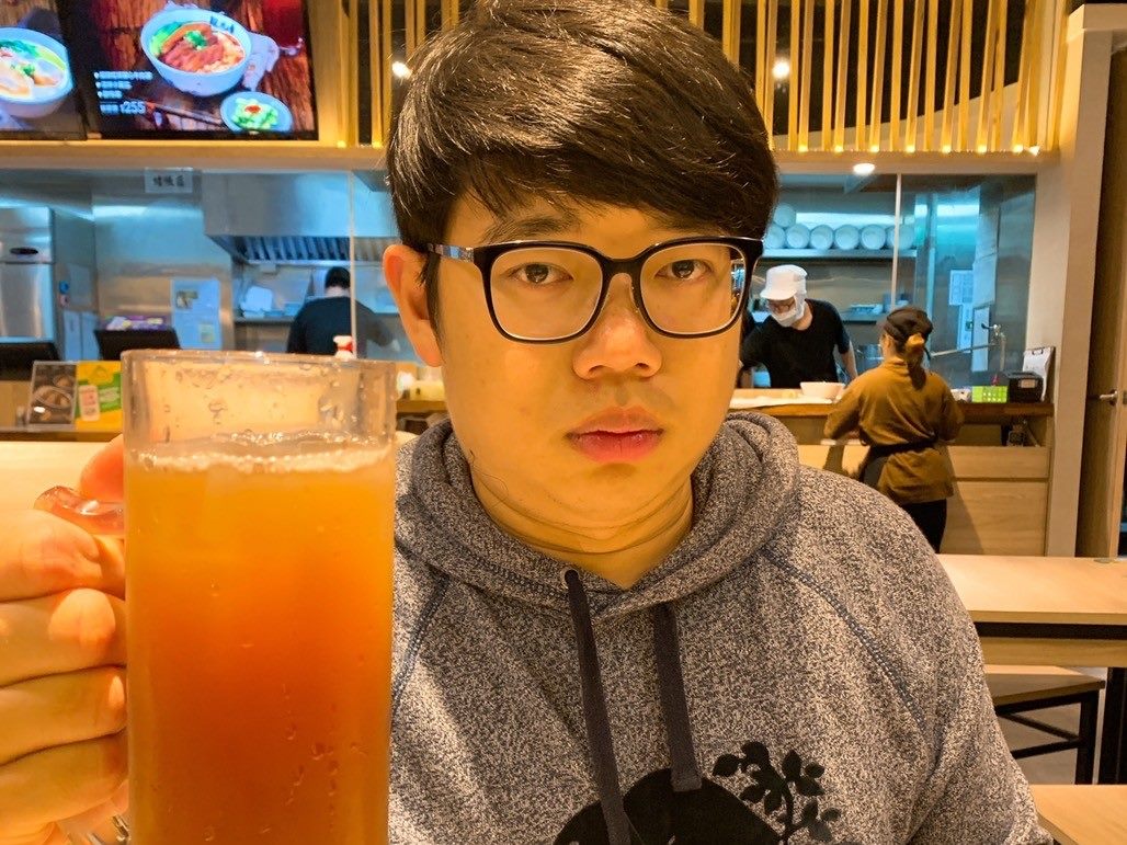 盧俊伊在喝飲料