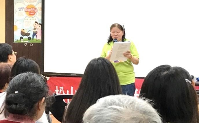 來自菲律賓的學員為大家朗誦「禮拜日」