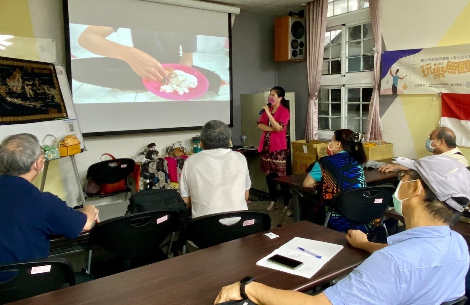 Indonesia 2 - The speaker showing how to eat using hands.jpg 