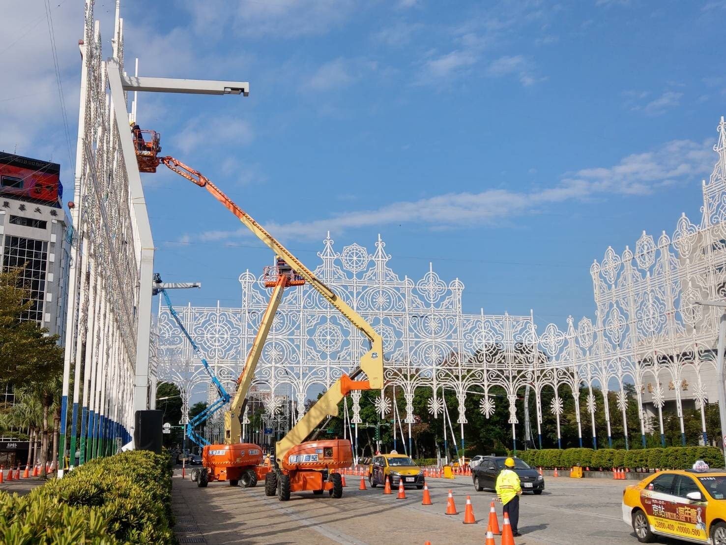 於市民廣場搭建活動燈體