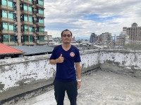 謝善志在陽台