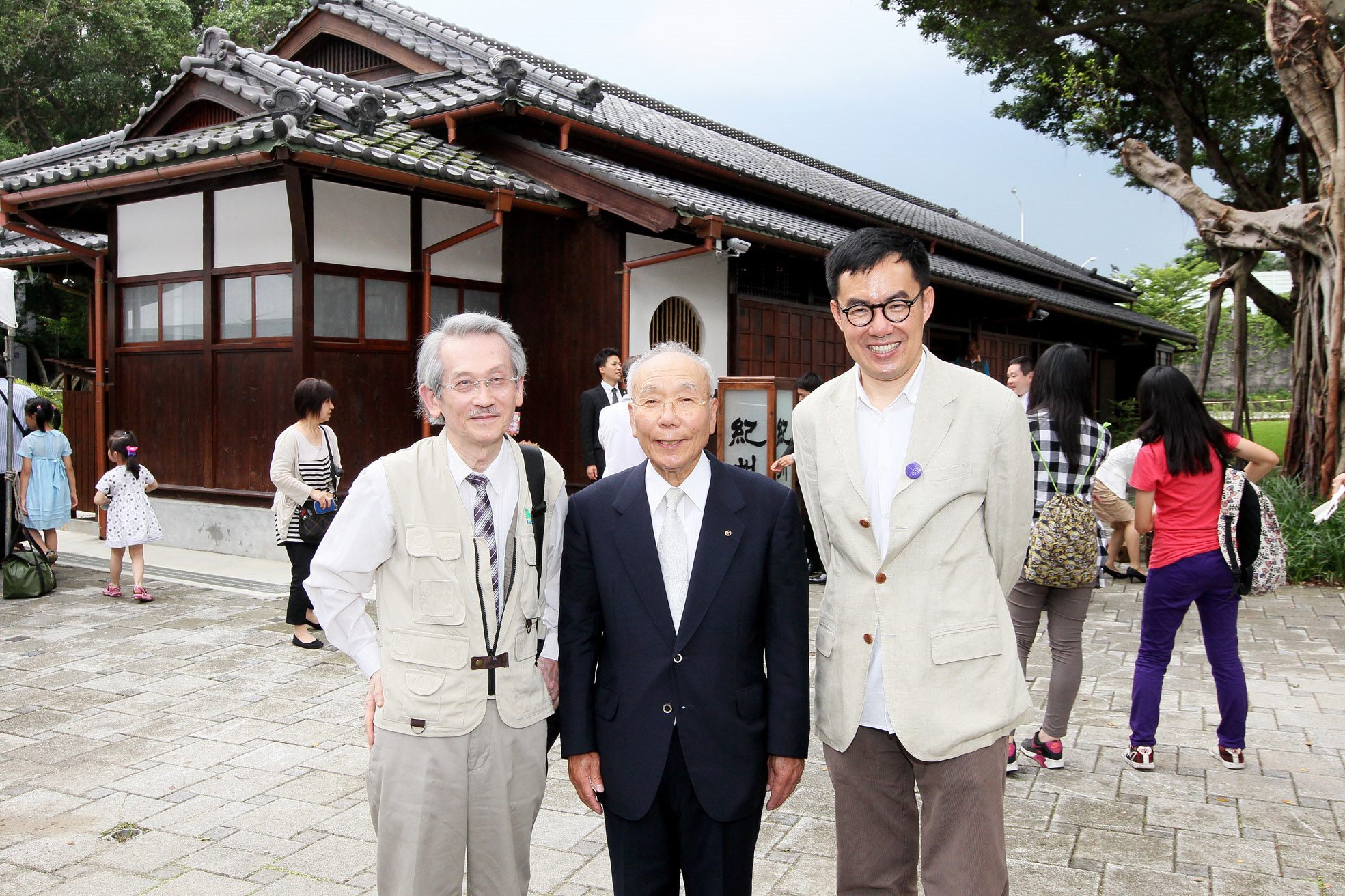 劉維公局長與文學家隱地、平松喜一郎先生合影