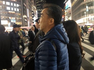 吳昌兒在人來人往的大街上