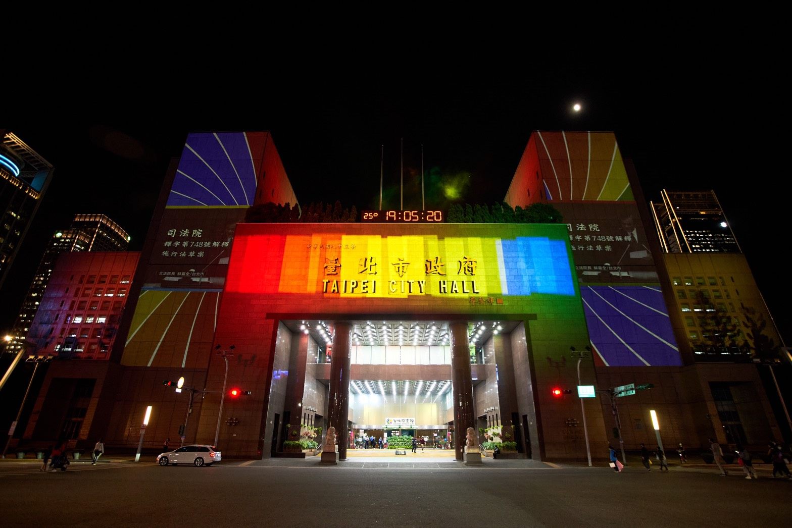 「Color Taipei彩虹燈光投影秀」自10月29日-31日於台北市府前精彩演出，歡迎有興趣的朋友前來觀賞