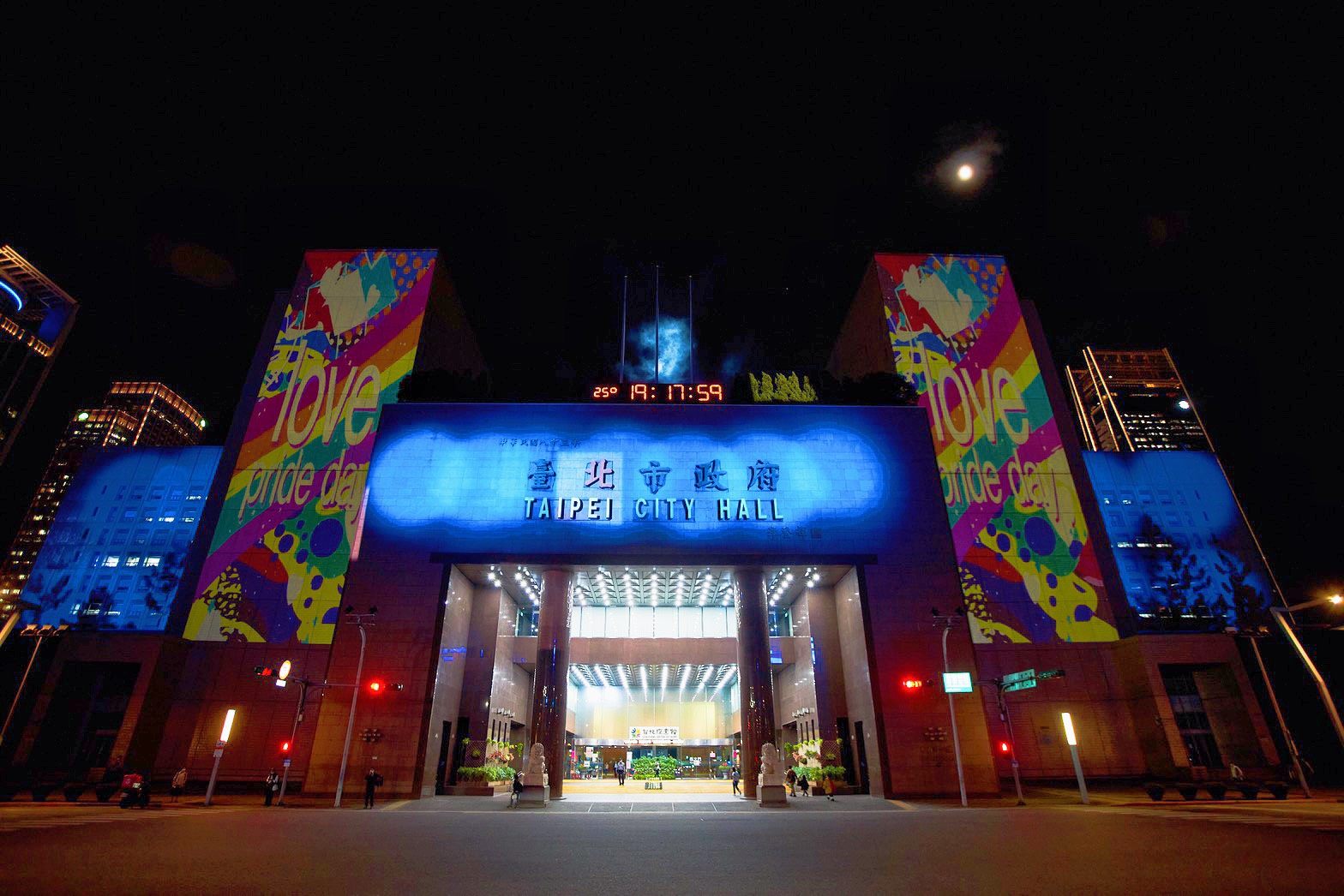 彩虹燈光投影秀內容融合臺北在地文化特色及彩虹元素並搭配主題音樂，讓情境精彩動人