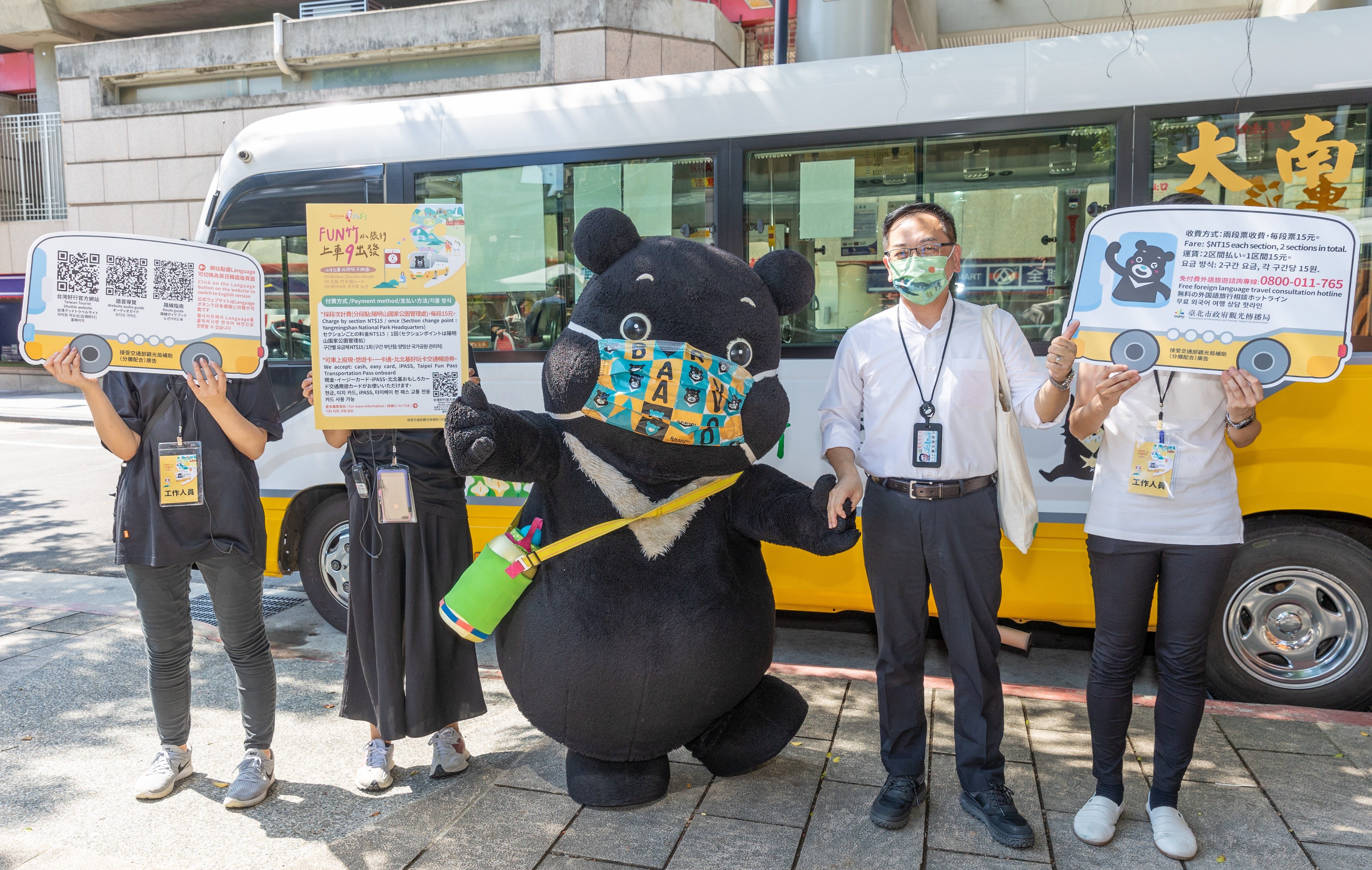 今年小9公車車廂內新增外語指引，如說明牌、外語諮詢服務，讓國內外旅客都能暢遊