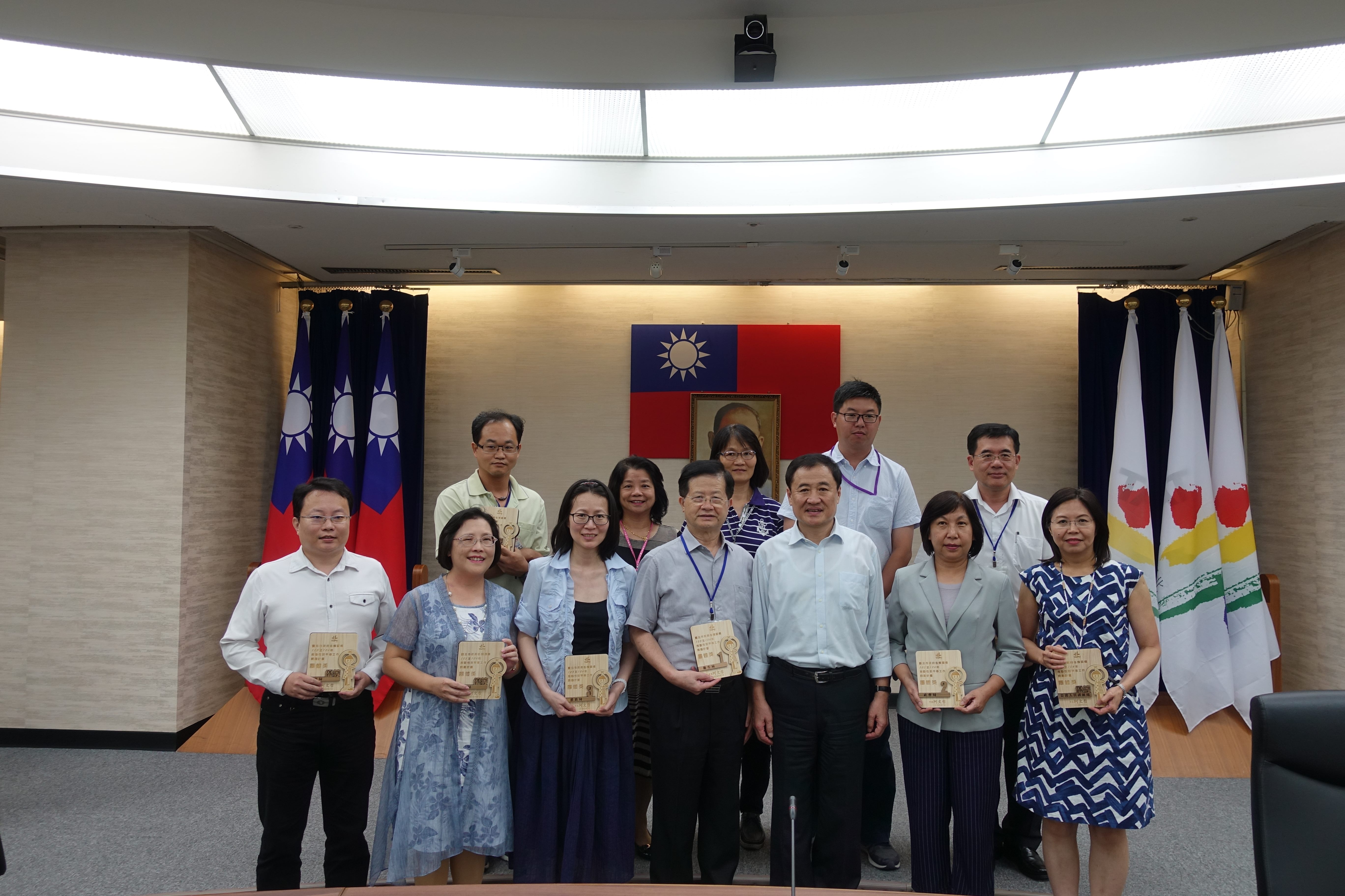 臺北市政府105年至106年推動性平獎勵計畫，團體獎得獎機關與副市長的合照。