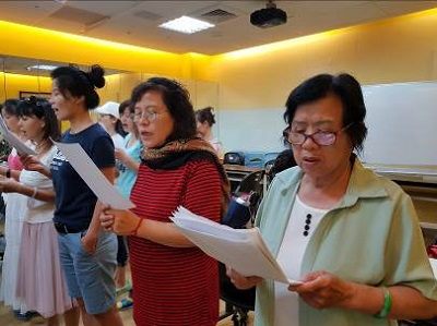 學員專注練唱2