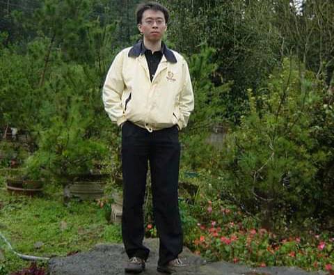 彭賢修在山林中